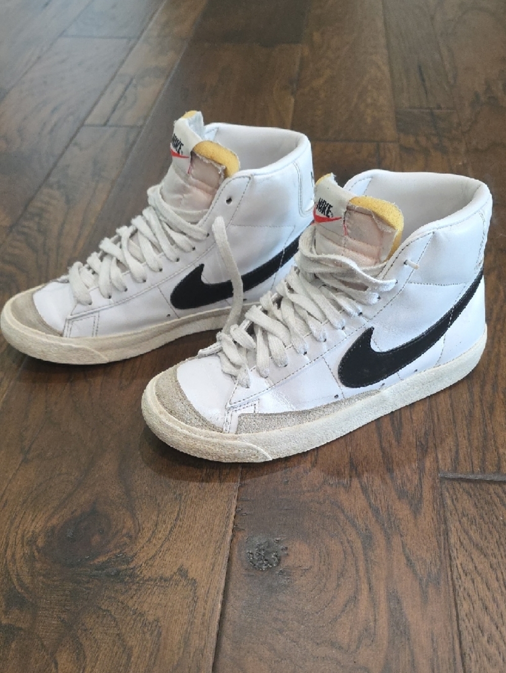 Nike Women's Blazer Midd 77 Shoes